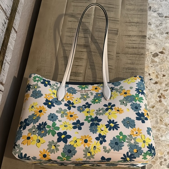 Kate Spade tote and matching pouch! NWT - Picture 4 of 11